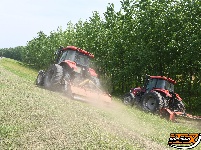 江陵铁牛矶荆江大堤动用拖拉机“美容”