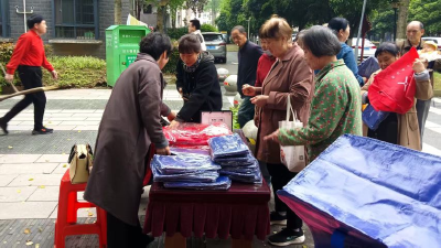 “小袋子”撬动“大环保” 荆州区御河社区开展垃圾分类袋发放活动