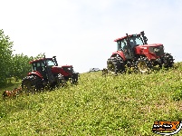 江陵铁牛矶荆江大堤动用拖拉机“美容”