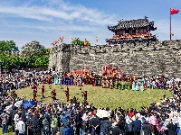 荆州古城开城迎宾 欢庆“五一”