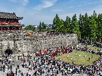 荆州古城开城迎宾 欢庆“五一”
