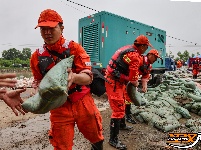 现场直击丨消防指战员驰援荆州 奋战排涝抢险一线