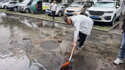 荆州区御河社区：强降雨突袭 暴雨中的一抹“红”