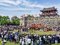 荆州古城开城迎宾 欢庆“五一”
