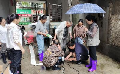 荆州区解放社区：闻“汛”而动排积水 为民解忧暖人心