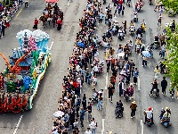 千人战国袍花车巡游  沸腾“五一”假期