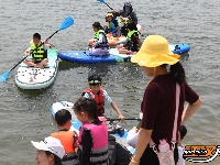 长江沙市段亮相一支儿童桨板“健将”