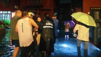 迎战强降雨丨荆州区西城街道：闻汛而动全力抢险 筑牢辖区安全防线