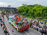 千人战国袍花车巡游  沸腾“五一”假期