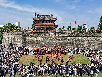 荆州古城开城迎宾 欢庆“五一”