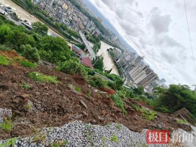 只因多看了一眼，他们救了128人！45分钟后，6000立方米山体轰然垮塌