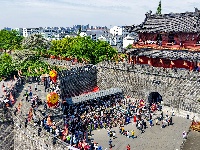 荆州古城开城迎宾 欢庆“五一”