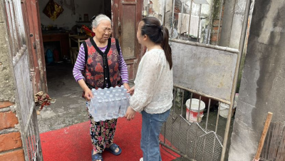 荆州区御河社区：一瓶甘泉递民手 滴滴润泽居民心