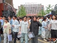 直击高考首日：“花式”送考仪式感拉满 考生自信从容应考