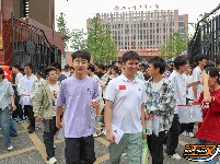 直击高考首日：“花式”送考仪式感拉满 考生自信从容应考