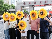 图集 | 2026年高考顺利结束 家人手捧鲜花场外迎接