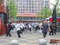 直击高考首日：“花式”送考仪式感拉满 考生自信从容应考