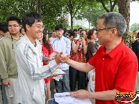 直击高考首日：“花式”送考仪式感拉满 考生自信从容应考