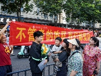 图集 | 2026年高考顺利结束 家人手捧鲜花场外迎接