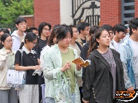 直击高考首日：“花式”送考仪式感拉满 考生自信从容应考