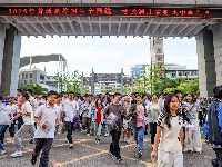 图集 | 2026年高考顺利结束 家人手捧鲜花场外迎接