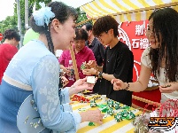 【图集】品端午韵味 话邻里温情