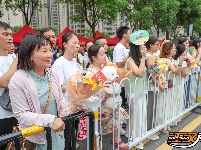 直击高考首日：“花式”送考仪式感拉满 考生自信从容应考