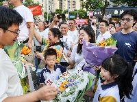 图集 | 2026年高考顺利结束 家人手捧鲜花场外迎接