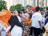 图集 | 2026年高考顺利结束 家人手捧鲜花场外迎接