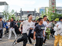 图集 | 2026年高考顺利结束 家人手捧鲜花场外迎接
