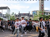 图集 | 2026年高考顺利结束 家人手捧鲜花场外迎接