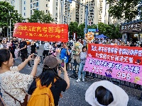 图集 | 2026年高考顺利结束 家人手捧鲜花场外迎接