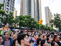 图集 | 2026年高考顺利结束 家人手捧鲜花场外迎接