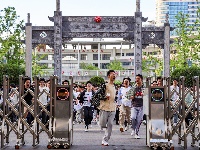 图集 | 2026年高考顺利结束 家人手捧鲜花场外迎接
