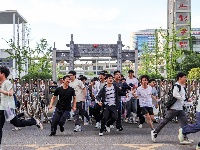 图集 | 2026年高考顺利结束 家人手捧鲜花场外迎接