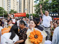 图集 | 2026年高考顺利结束 家人手捧鲜花场外迎接