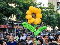图集 | 2026年高考顺利结束 家人手捧鲜花场外迎接