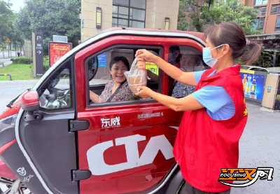 沙市区玉龙桥社区：炎夏送清凉，粥暖邻里心