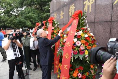 向烈士致敬！今天，荆州市烈士陵园国歌高奏……