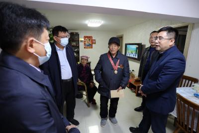​致敬英雄   石必成、王敏分别带队看望抗美援朝老战士