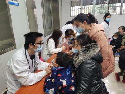 湖北省妇幼保健院专家团队来我市开展义诊活动