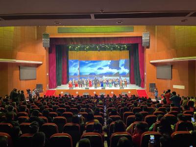 歌声飞扬掌声雷动我市举行“咱们工人有力量”庆“五一”文艺晚会