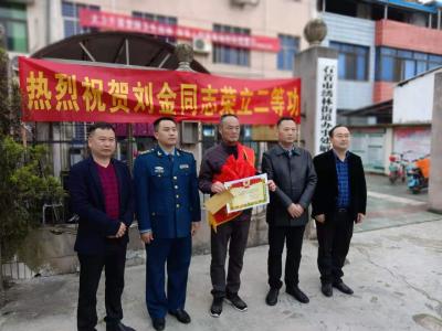 立功送喜报，光荣之家更光荣！