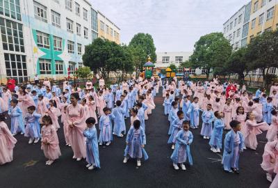 市育才幼儿园：汉服迎六一  经典润童心