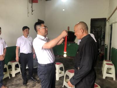 我市领导分头走访慰问老党员并为他们颁发“光荣在党50年”纪念章