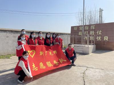 新厂镇组织镇机关干部开展“军民鱼水情 植树美环境”志愿植树活动