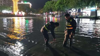 面对强降雨 市政园林部门连夜排除积水 保障通行