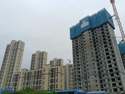 【“聚集双优化 冲刺三百亿”】    ​一期完成总工程量93% 二期八月底全部封顶 山底湖西片区棚改项目建设稳步推进 