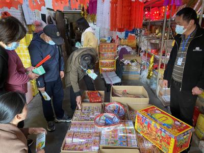 我市开展“维护人民币形象”祭祀用品市场专项巡查暨宣传活动 