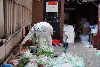 高某大量囤菜赚150万，被抓